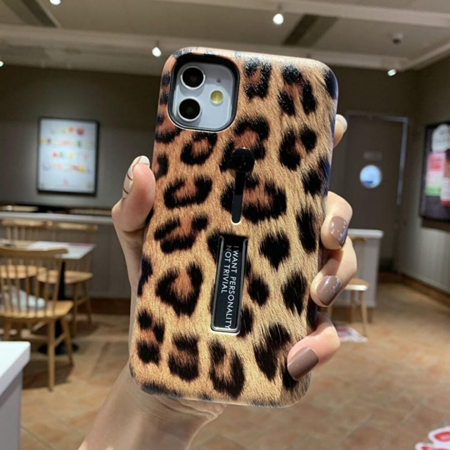 Modeetui med fingerholder - iPhone 12 Pro Max, Leopard