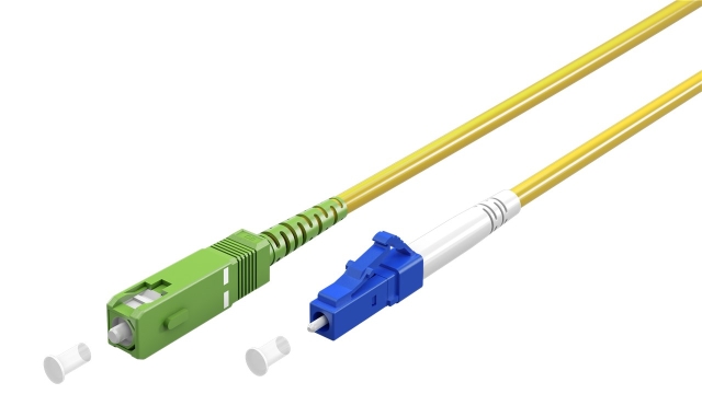 Goobay Lyslederkabel (FTTH), Singlemode (OS2) Yellow, gul (Simplex), 20 m fiberoptisk kabel, stik SC-APC (8°) > LC stik (UPC), halogenfri kabelkappe (LSZH)