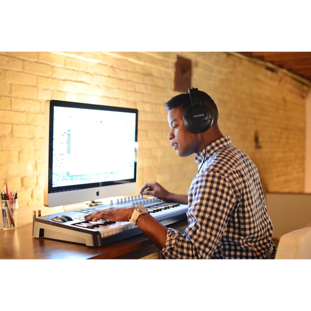 Koss Høretelefon UR20 Med Ledning Sort