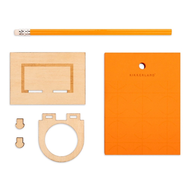 Kikkerland Dunks på skrivebordet