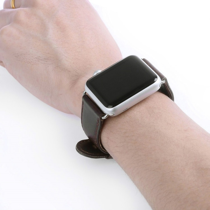 Ur: Læderlignende rem til Apple Watch, 42/44/45mm, Mørkebrun i gruppen SMARTPHONES & TABLETS / Træning, hjem og fritid / Apple Watch & Tilbehør / Tilbehør hos TP E-commerce Nordic AB (38-29517)