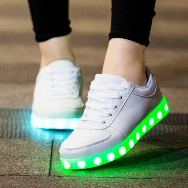 LED Sneakers med snörning strl 38, Vita i gruppen SPORT, FRITID & HOBBY / Accessories / Øvrige accessories hos TP E-commerce Nordic AB (38-82171)