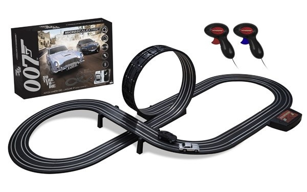 SCALEXTRIC Micro Scalextric James Bond \'No Time To Die\' i gruppen LEGETØJ, BØRN & BABY / Radiostyrede / Bilbaner / Baner hos TP E-commerce Nordic AB (38-95507)