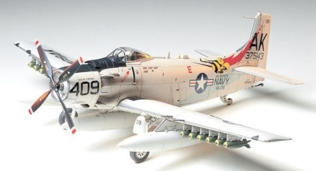 Tamiya 1/48 DOUGLAS A1H SKYRAIDER i gruppen SPORT, FRITID & HOBBY / Hobby / Plastik modeller / Fly & Helikoptere hos TP E-commerce Nordic AB (A06220)