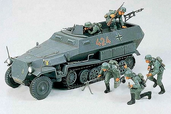 Tamiya 1/35 HANOMAG SDKFZ 251/1 i gruppen SPORT, FRITID & HOBBY / Hobby / Plastik modeller / Militære køretøjer (land) hos TP E-commerce Nordic AB (A06247)