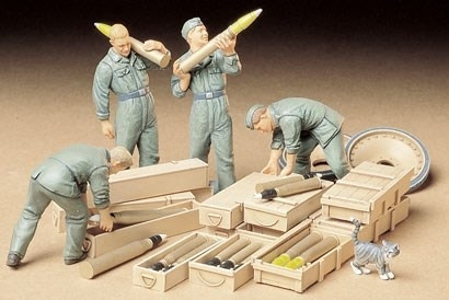 Tamiya 1/35 GERMAN AMMO-LOADING CREW i gruppen SPORT, FRITID & HOBBY / Hobby / Plastik modeller / Figurer hos TP E-commerce Nordic AB (A06301)