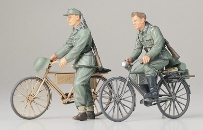 Tamiya 1/35 TYSKE SOLDATER M/CYKLER i gruppen SPORT, FRITID & HOBBY / Hobby / Plastik modeller / Militære køretøjer (land) hos TP E-commerce Nordic AB (A06332)