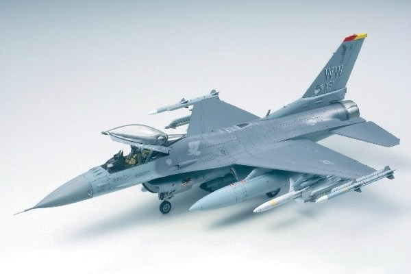 Tamiya 1/48 F-16 CJ Fighting Falcon i gruppen SPORT, FRITID & HOBBY / Hobby / Plastik modeller / Fly & Helikoptere hos TP E-commerce Nordic AB (A06421)