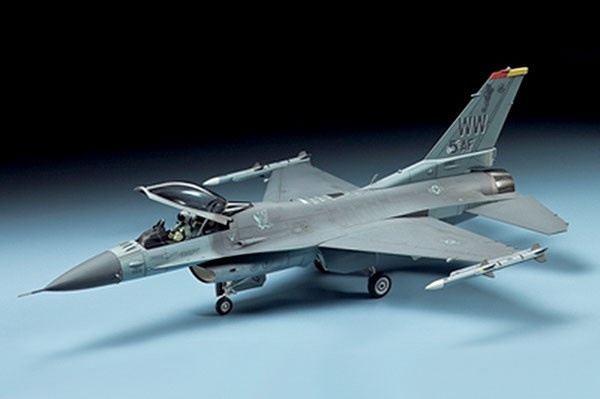 Tamiya 1/72 F-16CJ Fighting Falcon i gruppen SPORT, FRITID & HOBBY / Hobby / Plastik modeller / Fly & Helikoptere hos TP E-commerce Nordic AB (A06529)