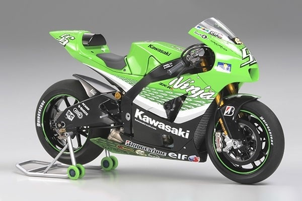 Tamiya 1/12 Kawasaki Ninja ZX-RR i gruppen SPORT, FRITID & HOBBY / Hobby / Plastik modeller / Motorcykler hos TP E-commerce Nordic AB (A06609)