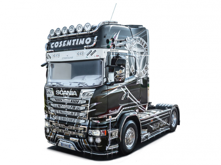 Italeri 1:24 Scania R730 Streamline Show Trucks i gruppen SPORT, FRITID & HOBBY / Hobby / Plastik modeller / Biler hos TP E-commerce Nordic AB (A07332)