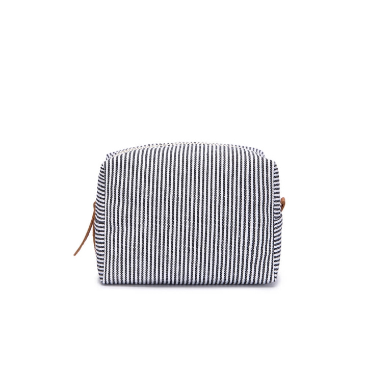 KUNGSBACKA Beauty Bag Frida Square medium Black and White Stripe i gruppen HJEM, HUS & HAVE / Badværelse / Toilettasker hos TP E-commerce Nordic AB (C09327)