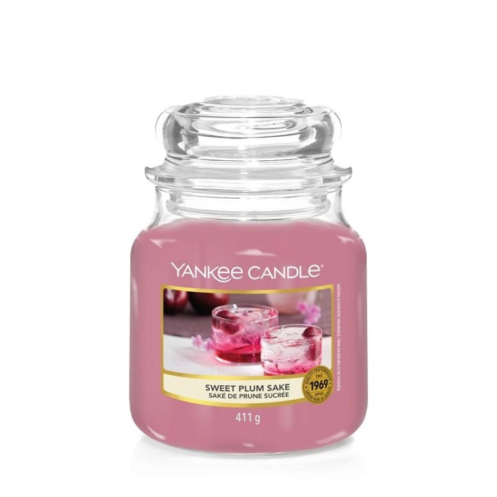 Yankee Candle Classic Medium Jar Sweet Plum Sake 411g i gruppen SKØNHED & HELSE / Duft & Parfume / Øvrig duft / Duftlys hos TP E-commerce Nordic AB (C11196)