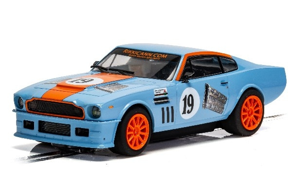 SCALEXTRIC Aston Martin V8 - Gulf Edition - Rikki Cann Racing i gruppen LEGETØJ, BØRN & BABY / Radiostyrede / Bilbaner / Bilar hos TP E-commerce Nordic AB (C29641)