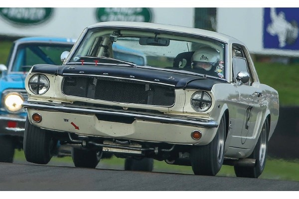 SCALEXTRIC Mustang Bill & Fred Shepherd, Goodwood Revival i gruppen LEGETØJ, BØRN & BABY / Radiostyrede / Bilbaner / Bilar hos TP E-commerce Nordic AB (C29666)