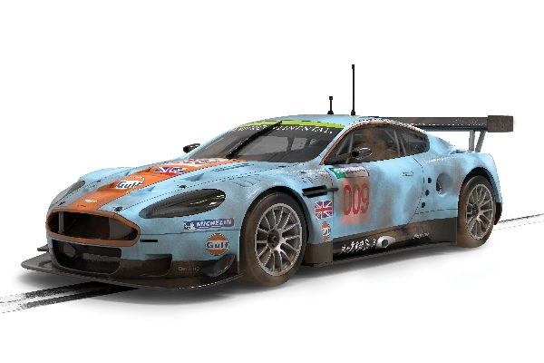 SCALEXTRIC Aston Martin DBR9 Gulf Edition ROFGO \'Dirty Girl\' i gruppen LEGETØJ, BØRN & BABY / Radiostyrede / Bilbaner / Bilar hos TP E-commerce Nordic AB (C29679)