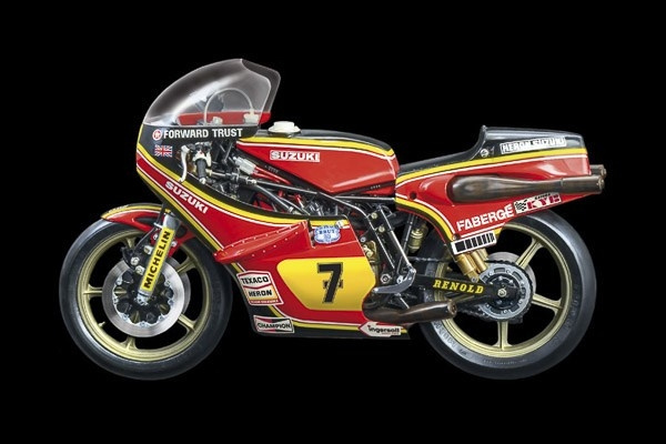 ITALERI 1:9 Suzuki RG 500 XR27 1978 Team Heron i gruppen SPORT, FRITID & HOBBY / Hobby / Plastik modeller / Motorcykler hos TP E-commerce Nordic AB (C29765)