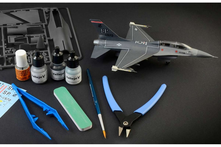 ITALERI 1:72 Complete modeling set F-16 C/D Night Falcon i gruppen SPORT, FRITID & HOBBY / Hobby / Plastik modeller / Fly & Helikoptere hos TP E-commerce Nordic AB (C29838)