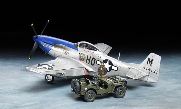 TAMIYA 1/48 North American P-51D MustangT & 1/4-ton 4x4 i gruppen SPORT, FRITID & HOBBY / Hobby / Plastik modeller / Fly & Helikoptere hos TP E-commerce Nordic AB (C31723)