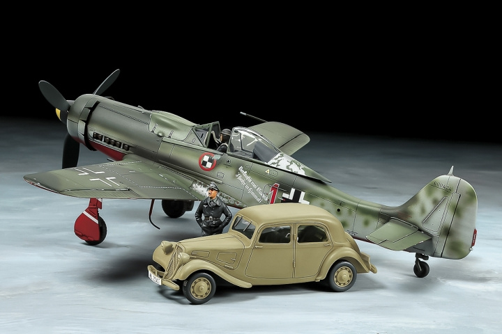 TAMIYA 1/48 Focke-Wulf Fw190 D-9 JV44 & Citroën Traction i gruppen SPORT, FRITID & HOBBY / Hobby / Plastik modeller / Militære køretøjer (land) hos TP E-commerce Nordic AB (C31751)