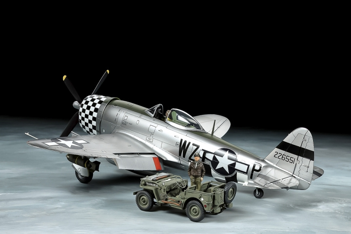 TAMIYA 1/48 Republic P-47D Thunderbolt® & 1/4-ton 4x4 Lig i gruppen SPORT, FRITID & HOBBY / Hobby / Plastik modeller / Fly & Helikoptere hos TP E-commerce Nordic AB (C31752)