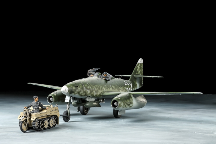 TAMIYA 1/48 Messerschmitt Me262 A-2a w/Kettenkraftrad i gruppen SPORT, FRITID & HOBBY / Hobby / Plastik modeller / Fly & Helikoptere hos TP E-commerce Nordic AB (C31761)