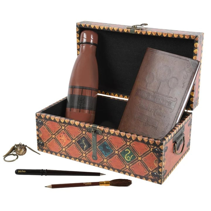 Pyramid International HARRY POTTER (QUIDDITCH-KUFFERT) PREMIUM GAVESÆT i gruppen SPORT, FRITID & HOBBY / Sjove gadgets / Samlergenstande hos TP E-commerce Nordic AB (D15475)