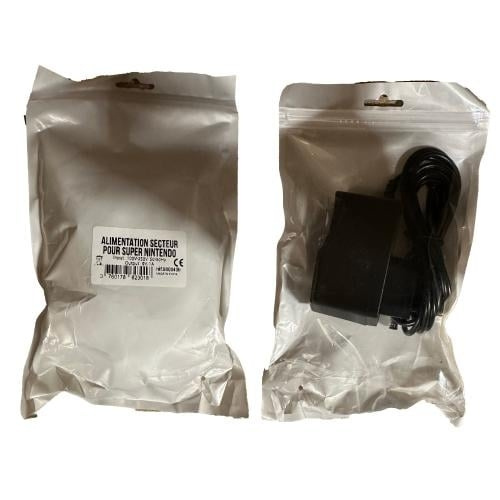 Trade Invaders Super Nintendo AC-adapter (i freaks and geeks-poser + etiketter) i gruppen HJEMMEELEKTRONIK / Spilkonsoller og tilbehør / Nintendo 3DS hos TP E-commerce Nordic AB (D15509)