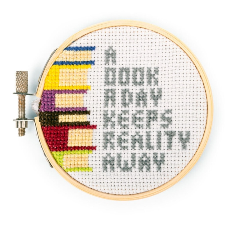 Kikkerland Bøger Mini Cross Stitch Embroidery - (GG271) i gruppen SPORT, FRITID & HOBBY / Sjove gadgets / Sjove gadgets hos TP E-commerce Nordic AB (D17595)