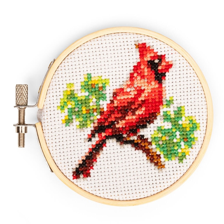 Kikkerland Kardinal MiniCross Stitch broderi - (GG276) i gruppen SPORT, FRITID & HOBBY / Sjove gadgets / Sjove gadgets hos TP E-commerce Nordic AB (D17598)
