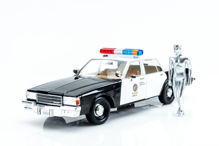 Greenlight Collectibles - 1/18 Artisan Collection - Terminator 2 (1991) - 1987 Cheverolet Caprice med Android i gruppen SPORT, FRITID & HOBBY / Hobby / Plastik modeller / Biler hos TP E-commerce Nordic AB (D18863)