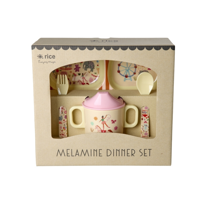 RICE Middagssæt i melamin til babyer - Fun Fair Print - Pink i gruppen LEGETØJ, BØRN & BABY / Mad & Drikke / Børnebestik og tallerkener hos TP E-commerce Nordic AB (D19433)