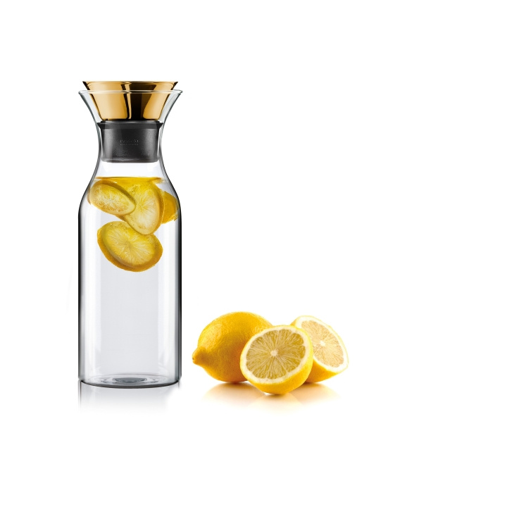 Eva Solo Køleskabskaraffel 1,0 l fliptop-låg messing (568054) i gruppen HJEM, HUS & HAVE / Køkkenredskaber / Vin & Drink Tilbehør hos TP E-commerce Nordic AB (D21561)