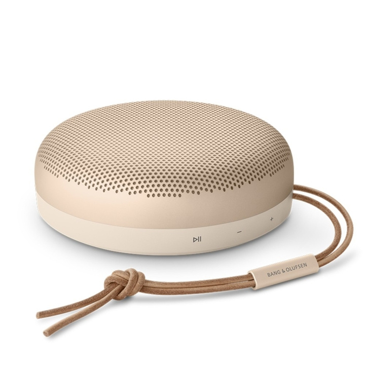 B&O Play Bang & Olufsen BeoSound A1 - 2. generation - Guld i gruppen HJEMMEELEKTRONIK / Lyd & billede / Højttalere & tilbehør / Bluetooth-højttalere / Bærbare højttalere hos TP E-commerce Nordic AB (D21936)