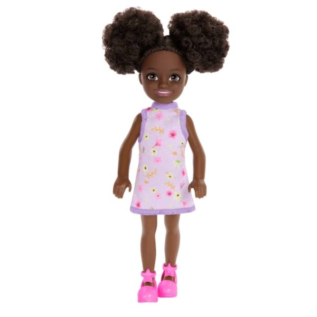 Barbie Chelsea Doll, lille dukke - lilla blomstret kjole med rumknolde og brune øjne (HXM96) i gruppen LEGETØJ, BØRN & BABY / Legetøj / Docks og tilbehør hos TP E-commerce Nordic AB (D21950)