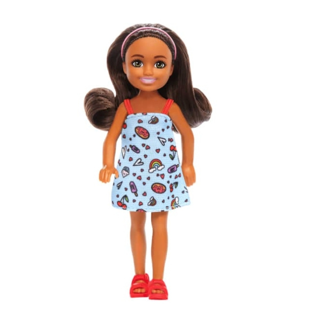 Barbie Chelsea Doll, lille dukke - blå kjole med brunt hår og grønne øjne (HXM97) i gruppen LEGETØJ, BØRN & BABY / Legetøj / Docks og tilbehør hos TP E-commerce Nordic AB (D21951)