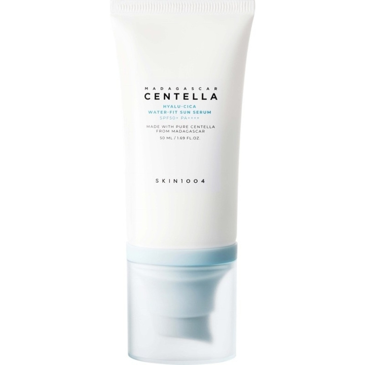 SKIN1004 Madagascar Centella Hyalu-Cica Water-Fit Sun Serum SPF50+PA++++ 50 ml i gruppen SKØNHED & HELSE / Hudpleje / Tanning / Solbeskyttelse hos TP E-commerce Nordic AB (D23318)