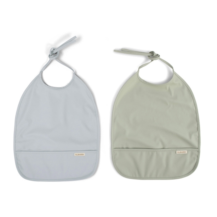 Filibabba Hagesmæk med bindebånd 2-pak - Pearl Blue + Desert Sage - 6-36 m i gruppen LEGETØJ, BØRN & BABY / Mad & Drikke / Hagesmække hos TP E-commerce Nordic AB (D24268)