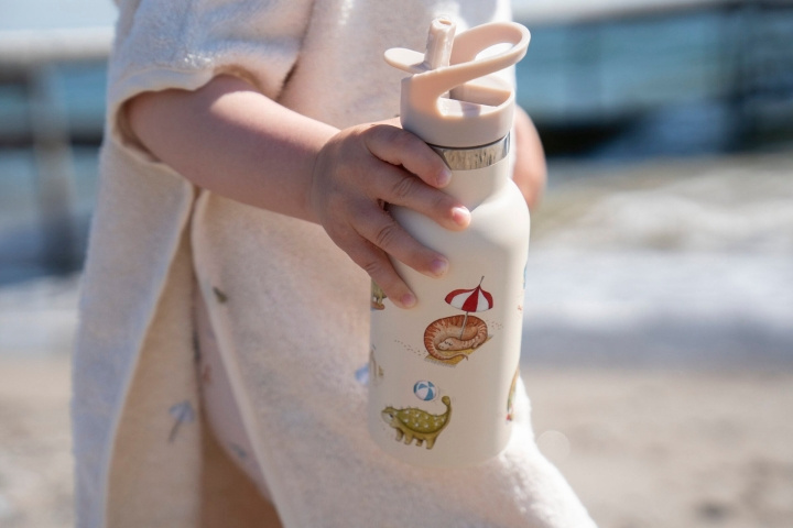Filibabba Vandflaske i rustfrit stål - Dino Beach - Beige - 6-60 m (FI-03589) i gruppen LEGETØJ, BØRN & BABY / Mad & Drikke / Sutteflasker og tilbehør hos TP E-commerce Nordic AB (D24298)