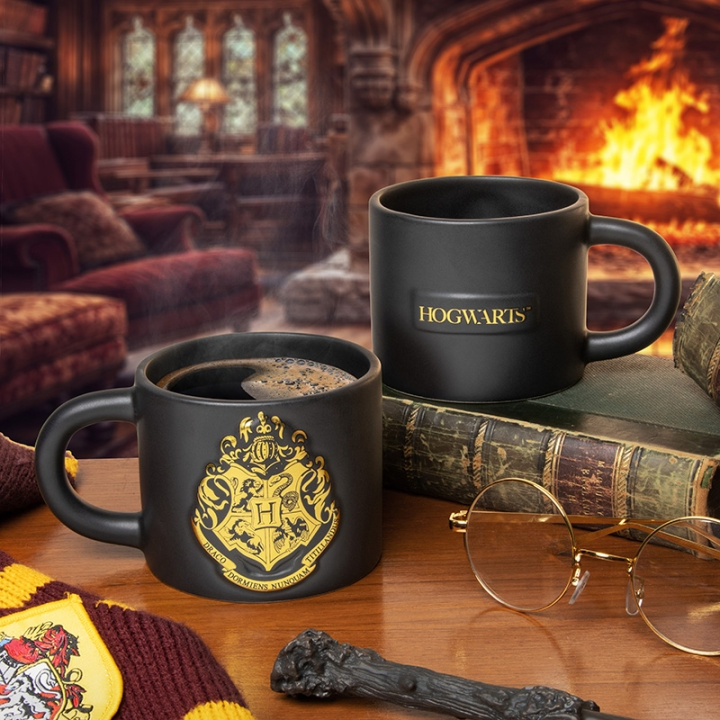 Paladone Krus med præget Hogwarts-våbenskjold i gruppen SPORT, FRITID & HOBBY / Sjove gadgets / Krus hos TP E-commerce Nordic AB (D28753)