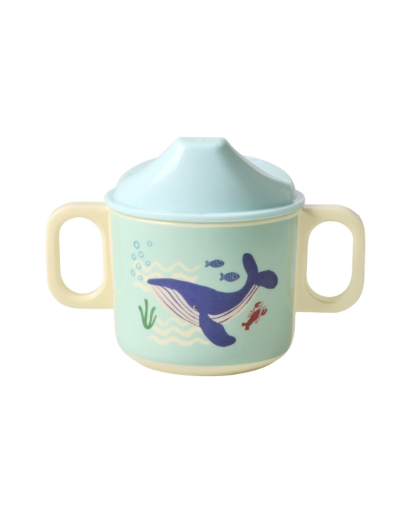 RICE Babykop med 2 hanke og låg i melamin - Blue Ocean Print - 250 ml i gruppen LEGETØJ, BØRN & BABY / Mad & Drikke / Børnebestik og tallerkener hos TP E-commerce Nordic AB (D29803)