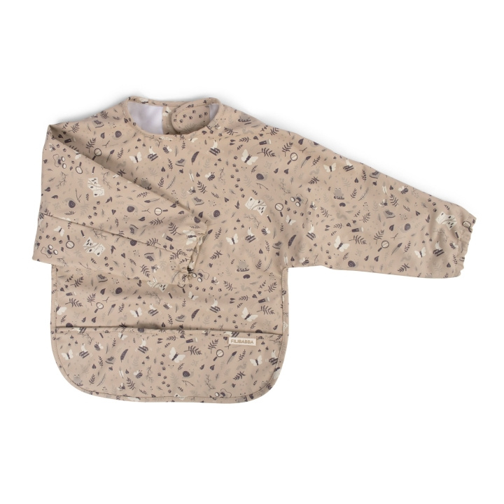 Filibabba Hagesmæk med ærmer - Beige - 6-36 m i gruppen LEGETØJ, BØRN & BABY / Mad & Drikke / Hagesmække hos TP E-commerce Nordic AB (D31416)