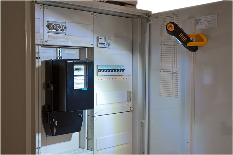 brennenstuhl Bærbart inspektions-LED-lys med 8 + 1 lysstærke SMD-LED\'er (batteridrevet, brændetid maks. 10 timer, drejelig krog, magnet)