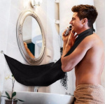 Skægopsamler, der holder vasken ren