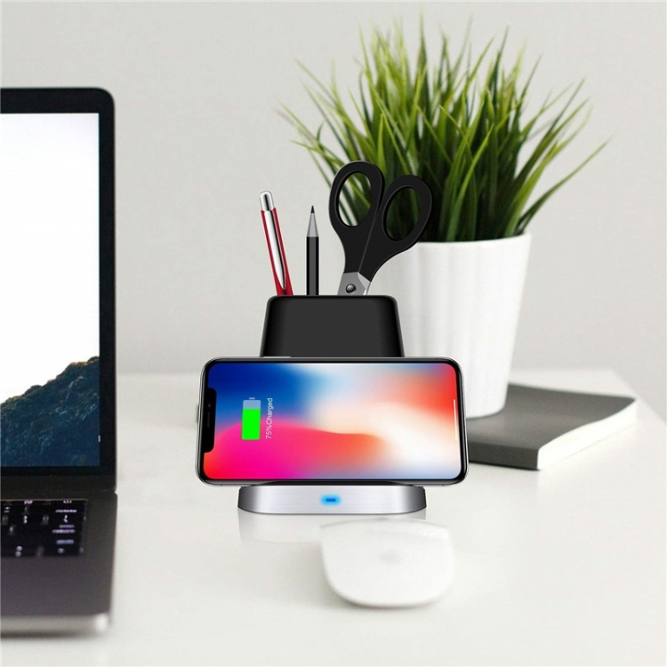 Pladsbesparende pennestativ med trådløs Qi-opladning