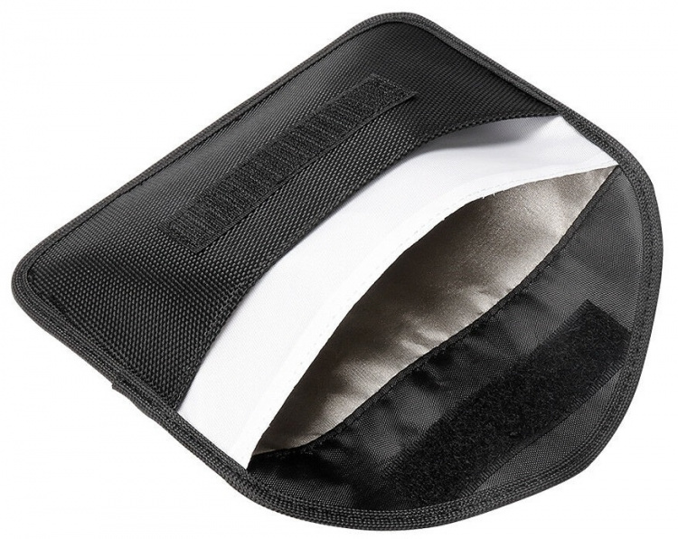 Svart taske med RFID-beskyttelse til kort, telefon, bilnøgler mv. Svart taske med RFID-beskyttelse til kort, telefon, bilnøgler mv.