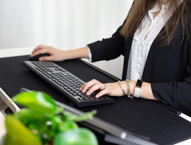 DELTACO OFFICE ekstra bred musemåtte med trådløs opladning, neopren DELTACO OFFICE ekstra bred musemåtte med trådløs opladning, neopren