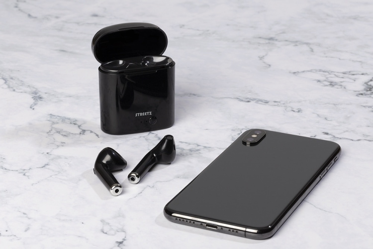STREETZ True Wireless Grand semi-in-ear, 350 mAh case, black STREETZ True Wireless Grand semi-in-ear, 350 mAh case, black