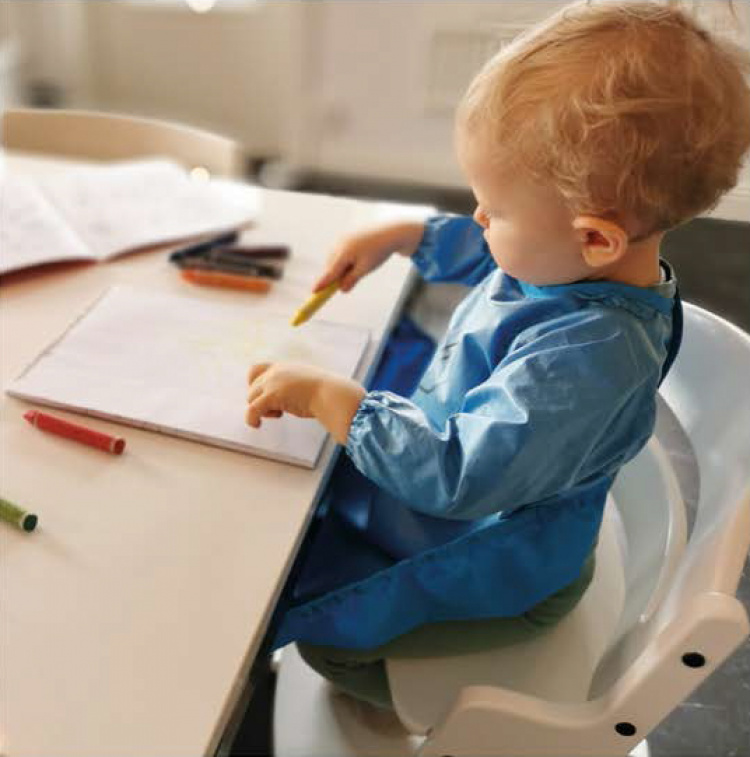 Praktisk langærmet hagesmæk, blå