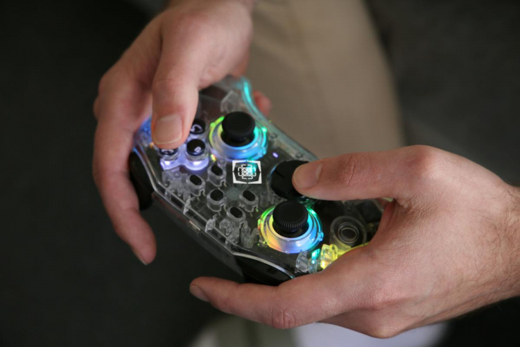 DELTACO Nintendo Switch Controller, gennemsigtig, RGB, makroknapper DELTACO Nintendo Switch Controller, gennemsigtig, RGB, makroknapper